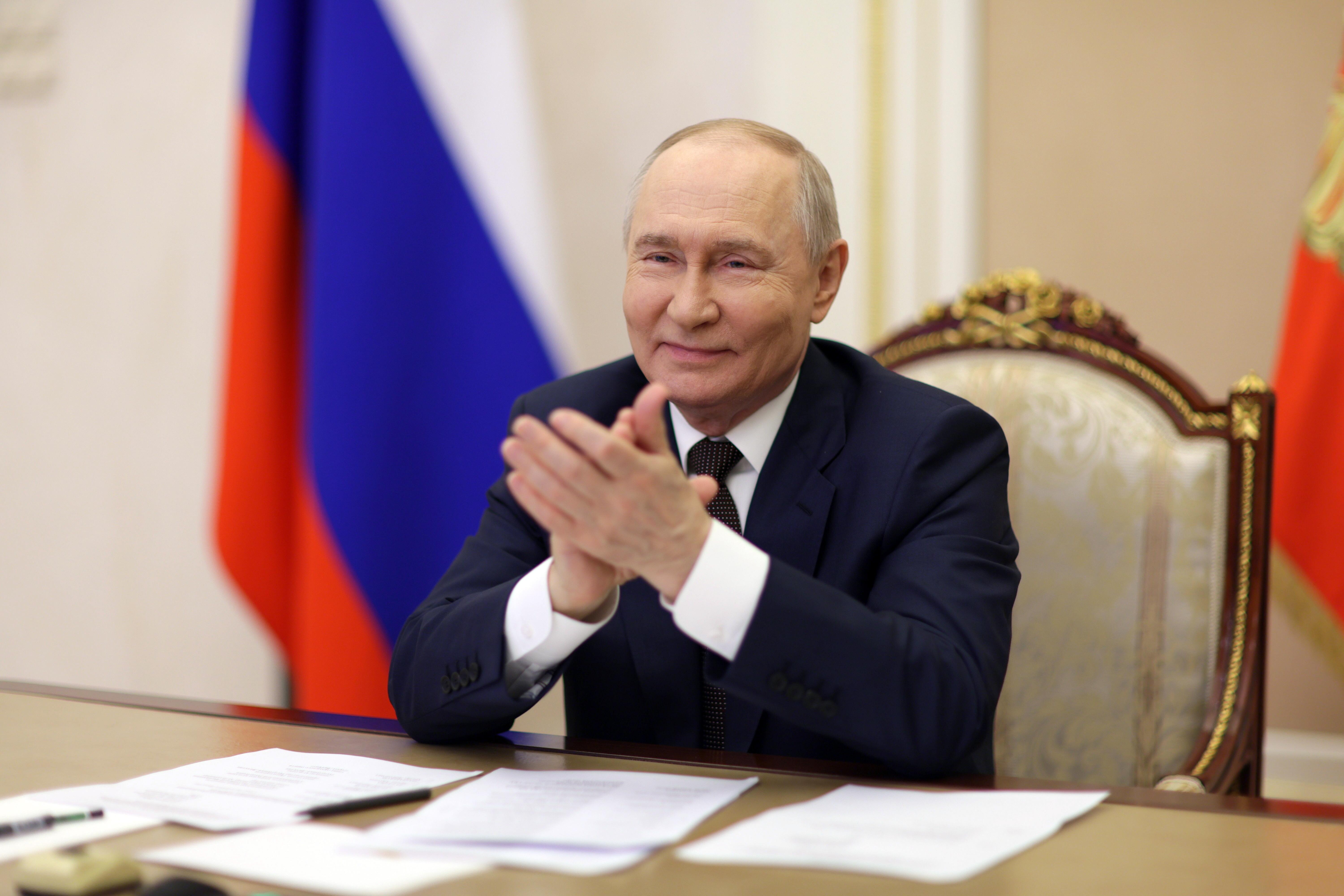 Der russische Präsident klatscht in die Hände