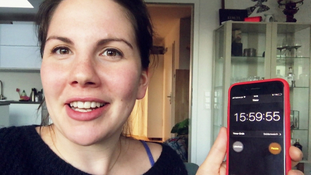 Intervallfasterin hält Smartphone in der Hand, das 16 Stunden abzählt | Bild: BR Intervallfasterin hält Smartphone in der Hand, das 16 Stunden abzählt