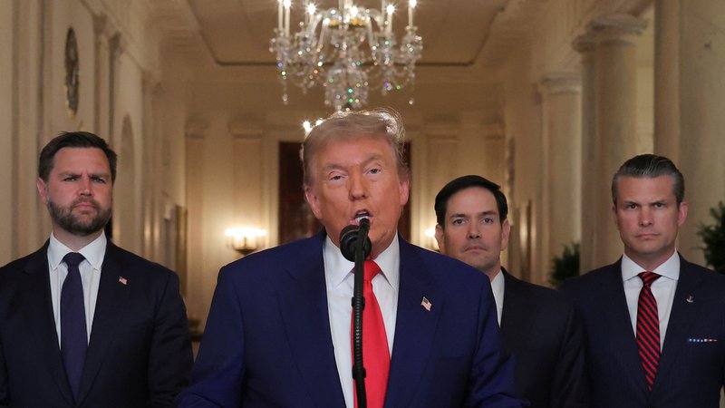 Trump mit Vize Vance (l.), Außenminister Rubio und Verteidigungsminister Hegseth (r.) | Bild: REUTERS/Carlos Barria/Pool Trump mit Vize Vance (l.), Außenminister Rubio und Verteidigungsminister Hegseth (r.)