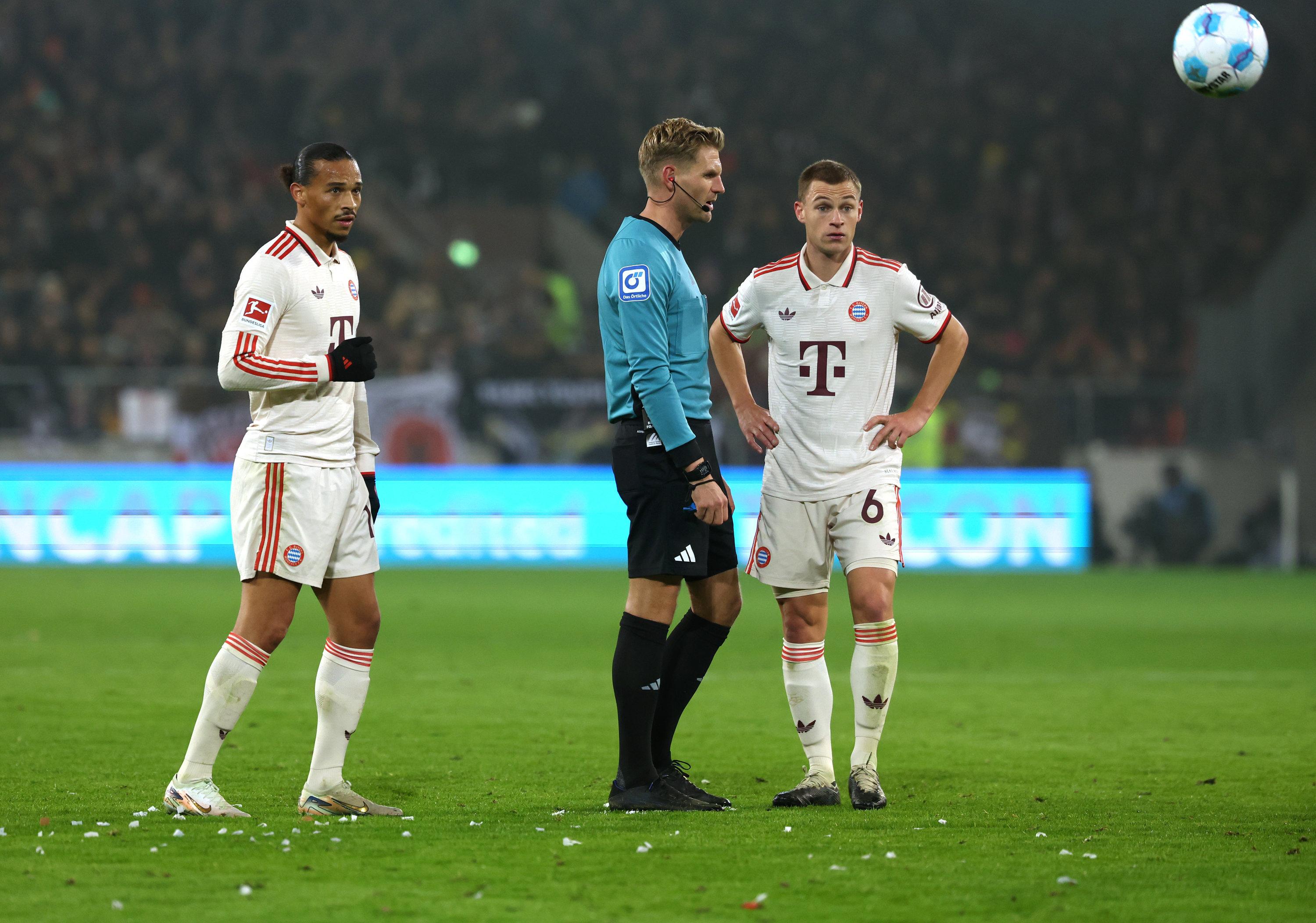 09.11.2024, Hamburg: Fußball: Bundesliga, FC St. Pauli - Bayern München, 10. Spieltag, Millerntor-Stadion. Münchens Leroy Sané (l) und Joshua Kimmich (r) stehn mit Schiedrichter Timo Gerach auf dem Platz. WICHTIGER HINWEIS: Gemäß den Vorgaben der DFL Deutsche Fußball Liga bzw. des DFB Deutscher Fußball-Bund ist es untersagt, in dem Stadion und/oder vom Spiel angefertigte Fotoaufnahmen in Form von Sequenzbildern und/oder videoähnlichen Fotostrecken zu verwerten bzw. verwerten zu lassen. Foto: Christian Charisius/dpa +++ dpa-Bildfunk +++