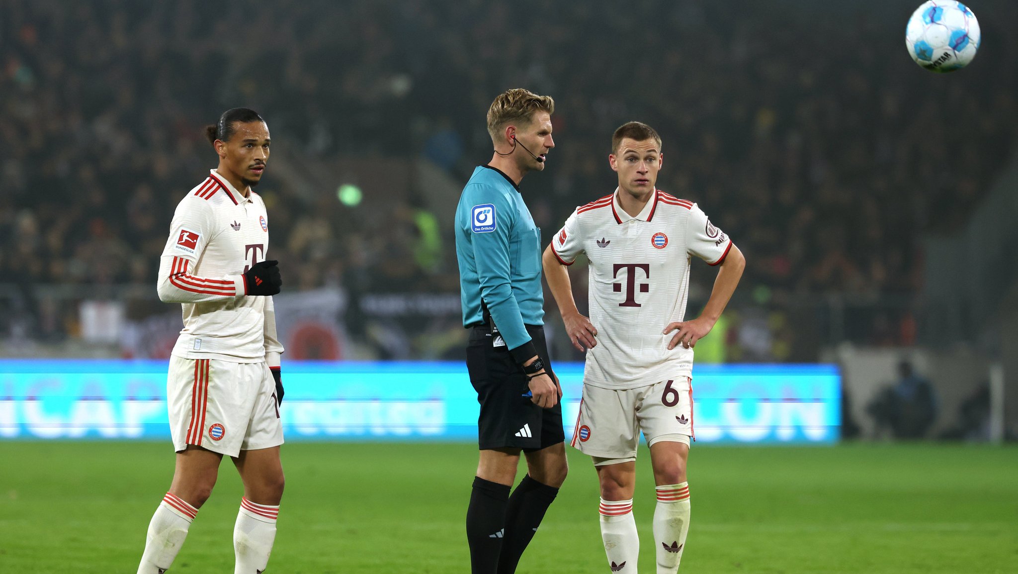 09.11.2024, Hamburg: Fußball: Bundesliga, FC St. Pauli - Bayern München, 10. Spieltag, Millerntor-Stadion. Münchens Leroy Sané (l) und Joshua Kimmich (r) stehn mit Schiedrichter Timo Gerach auf dem Platz. WICHTIGER HINWEIS: Gemäß den Vorgaben der DFL Deutsche Fußball Liga bzw. des DFB Deutscher Fußball-Bund ist es untersagt, in dem Stadion und/oder vom Spiel angefertigte Fotoaufnahmen in Form von Sequenzbildern und/oder videoähnlichen Fotostrecken zu verwerten bzw. verwerten zu lassen. Foto: Christian Charisius/dpa +++ dpa-Bildfunk +++