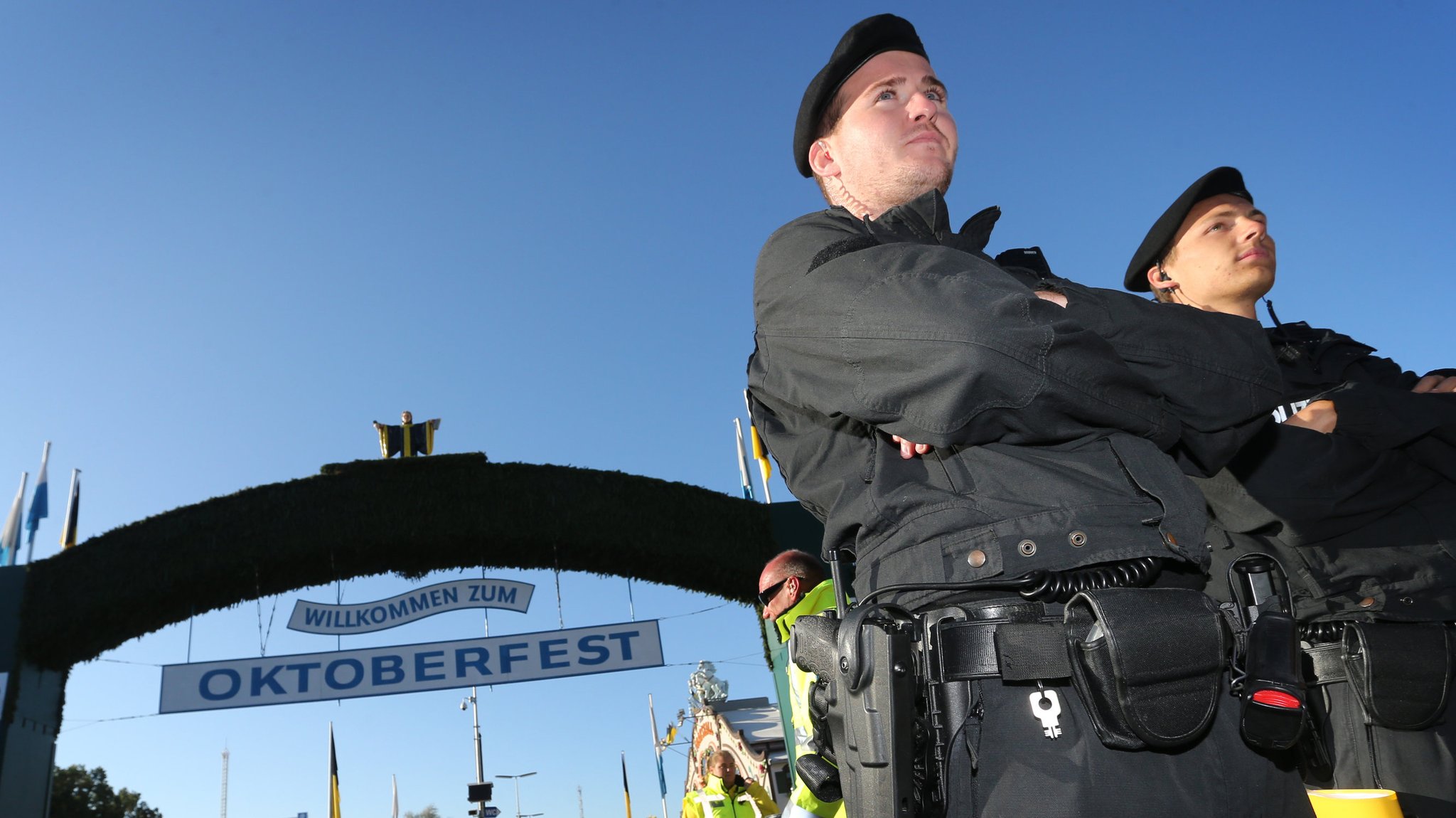 Polizisten stehen vor dem Haupteingang der Wiesn