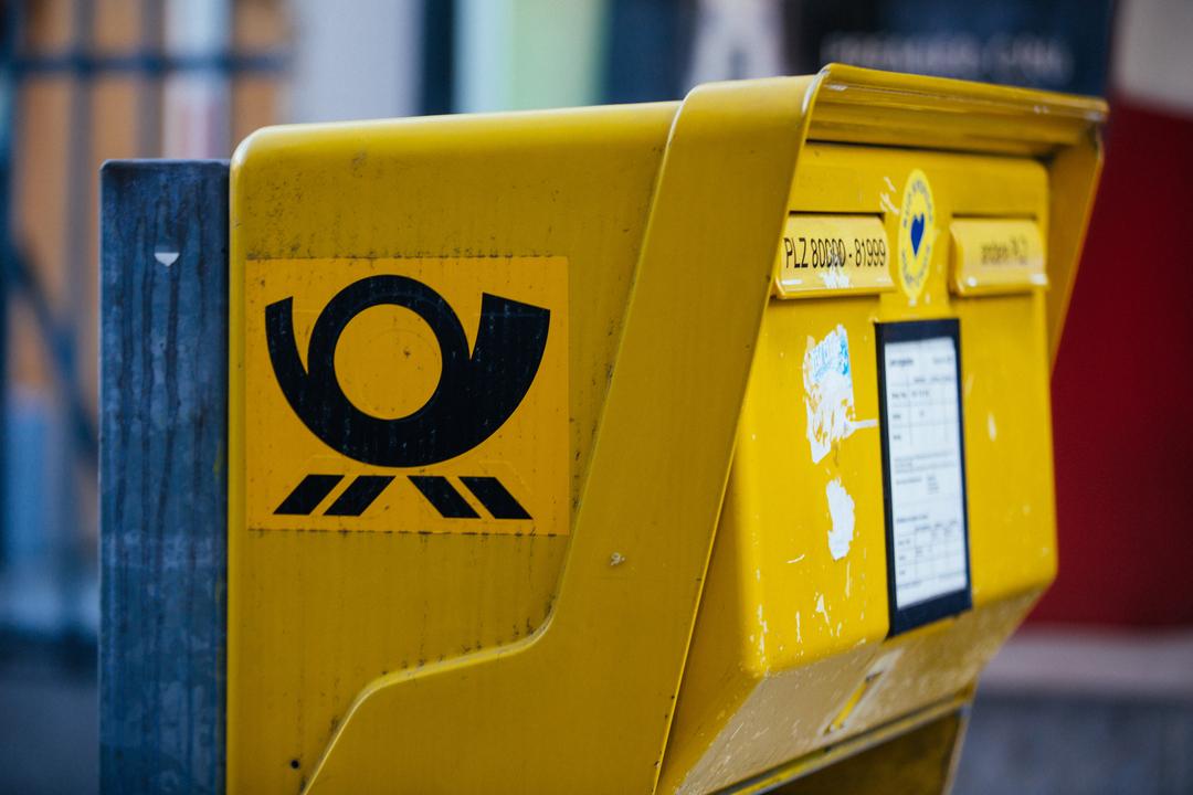 Ein Briefkasten der Deutschen Post in München.