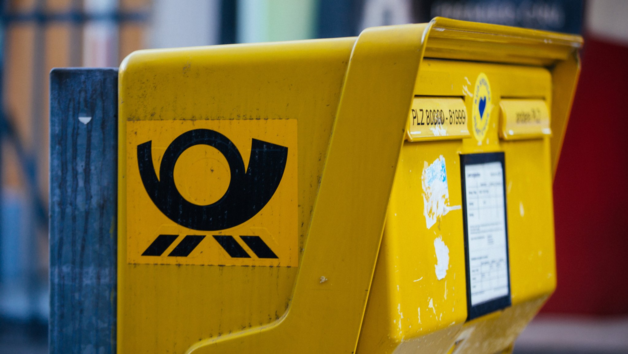 Ein Briefkasten der Deutschen Post in München.