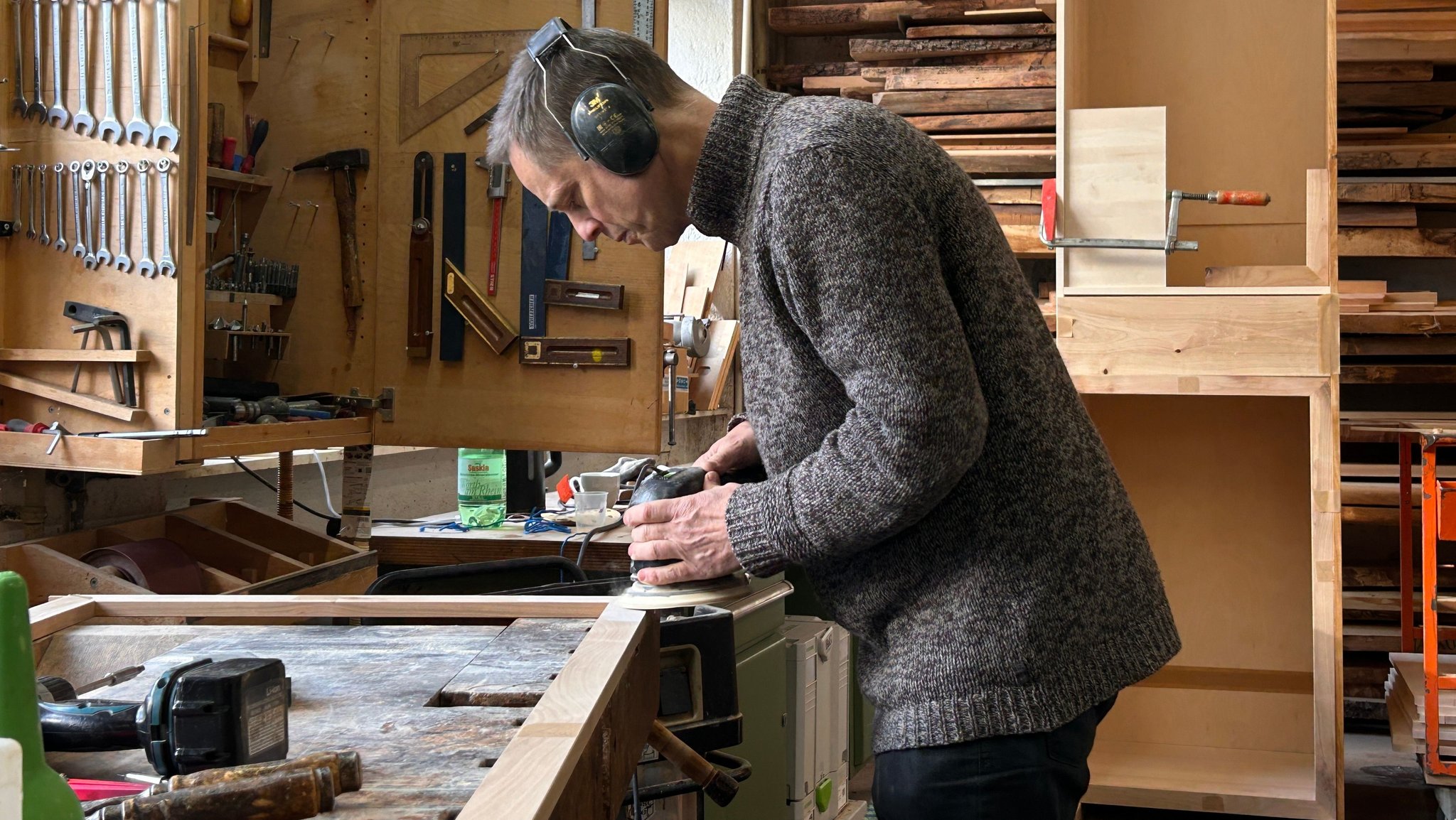 Schreinermeister Klaus Mildenberger in seinem Atelier in der Rumfordstraße