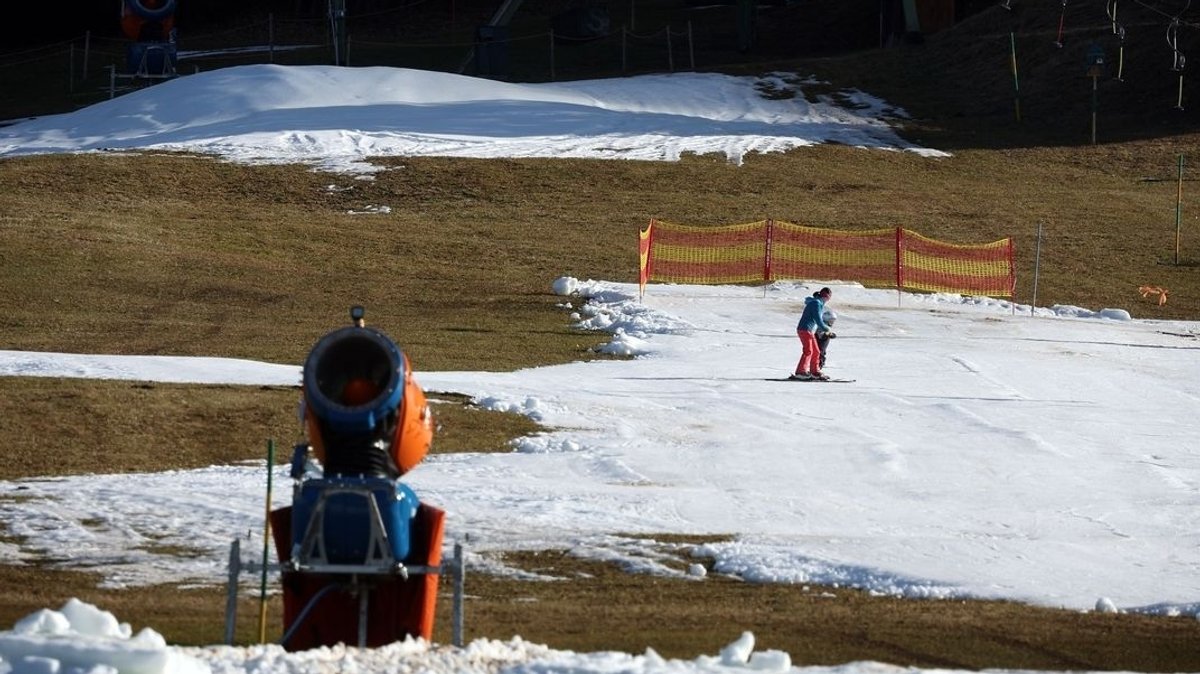 Skifahren mit Kunstschnee: Bayerns Alpen im Klimastress