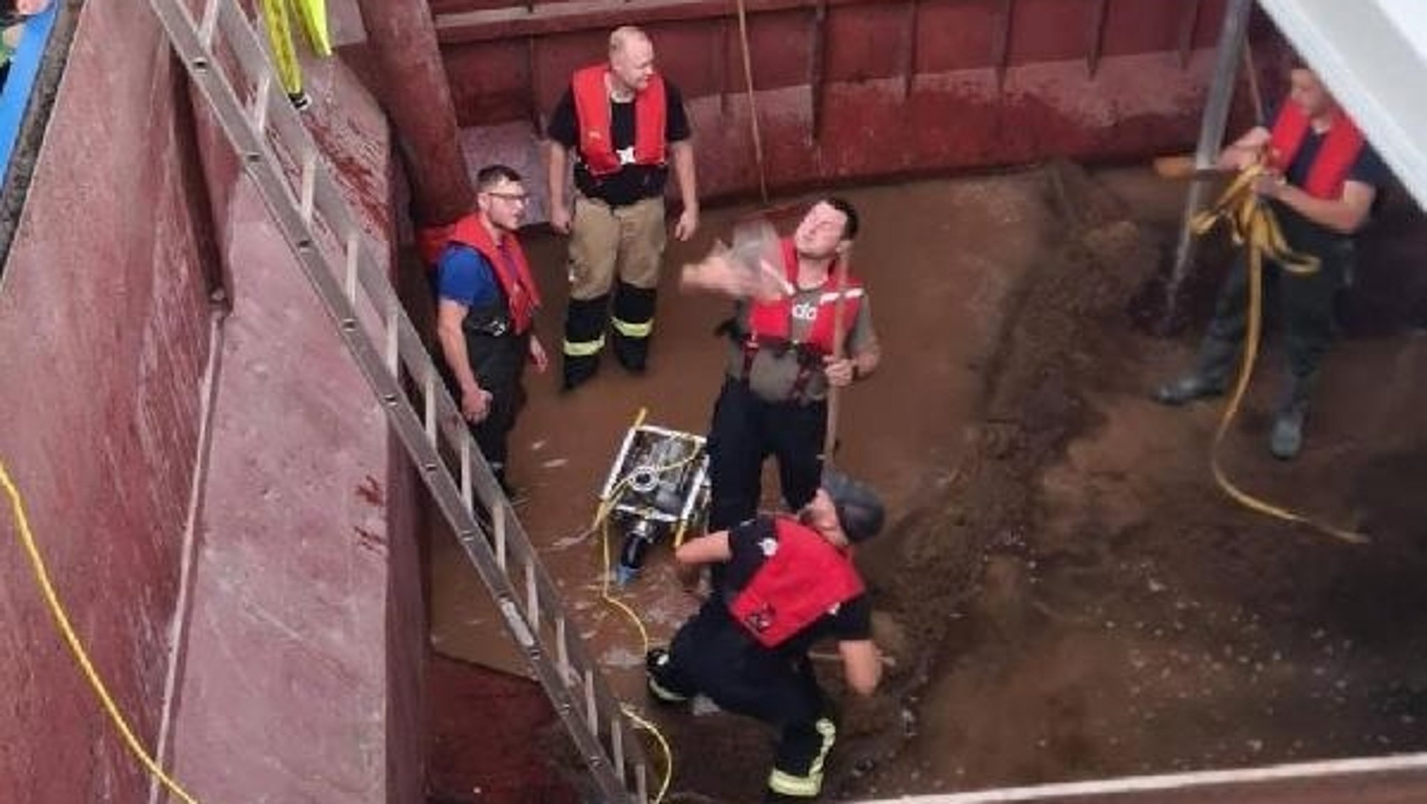 Einsatzkräfte auf dem Schiff, das bei Passau ein Leck geschlagen hat. | Bild: zema medien Einsatzkräfte auf dem Schiff, das bei Passau ein Leck geschlagen hat.