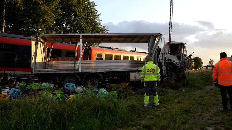 Nach dem Bahnunfall in Niederbayern ist der beinahe völlig zerstörte Lkw inzwischen geborgen worden. Trotzdem bleibt die Bahnstrecke zwischen Pocking und Pfarrkirchen vorerst gesperrt. | Bild: BR Nach dem Bahnunfall in Niederbayern ist der beinahe völlig zerstörte Lkw inzwischen geborgen worden. Trotzdem bleibt die Bahnstrecke zwischen Pocking und Pfarrkirchen vorerst gesperrt.