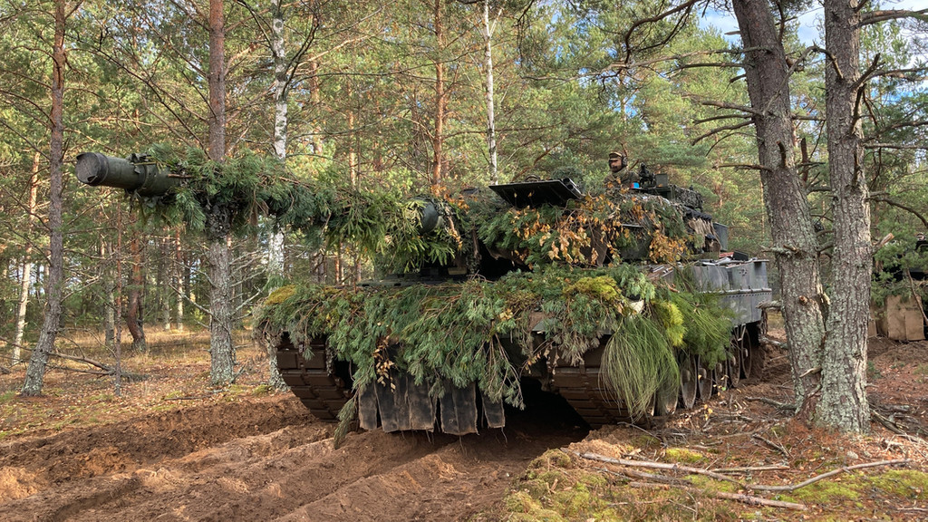 Ein deutscher Kampfpanzer vom Typ Leopard bei einer Übung in Litauen. Die Bundeswehr führt den NATO-Gefechtsverband in dem baltischen Land.