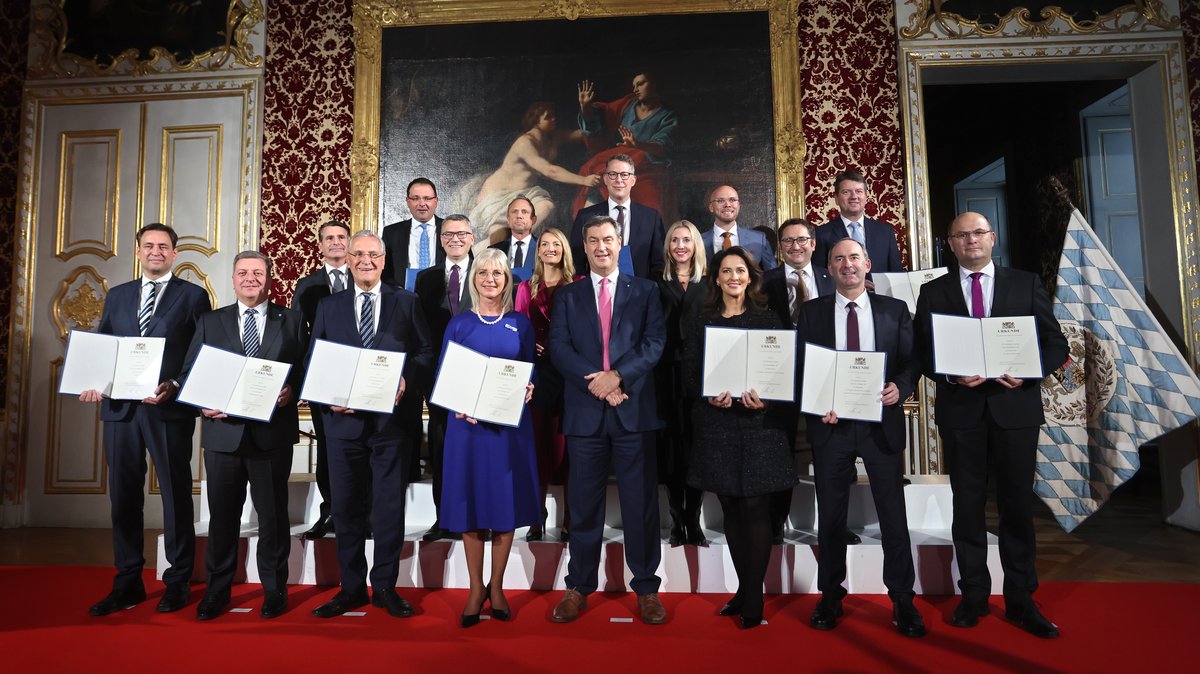 Gruppenbild: Bayerisches Kabinett mit Ernennungsurkunden