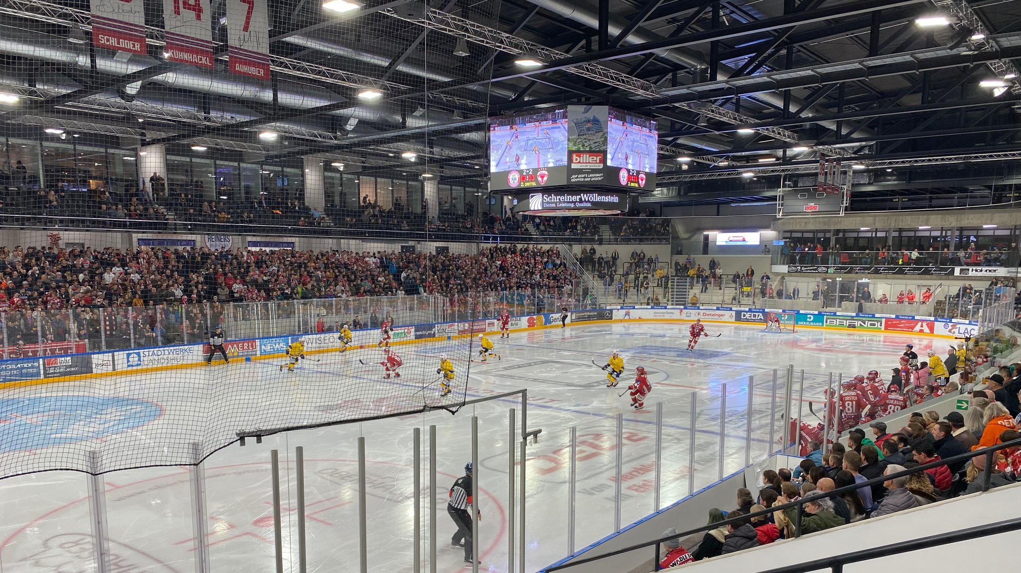 Das erste Heimspiel des EV Landshut in der neuen Arena gegen die Lausitzer Füchse.