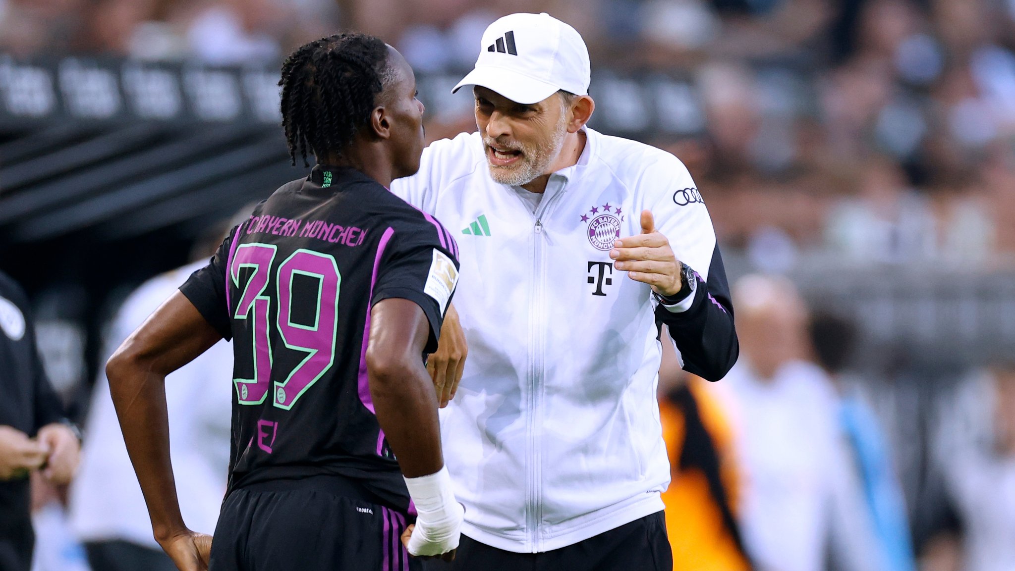 FC-Bayern-Trainer Thomas Tuchel (rechts) im Gespräch mit Mathys Tel