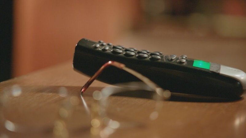 Eine Münchner Kommissarin ermittelt gegen international operierende Clankriminelle. Diese ergaunern Millionen mit extrem professionellem Telefonbetrug. Durch sogenannte Schockanrufe bringen sie ihre Opfer dazu, alles herzugeben, was ihnen lieb ist. | Bild: BR/Tom Wittmann Eine Münchner Kommissarin ermittelt gegen international operierende Clankriminelle. Diese ergaunern Millionen mit extrem professionellem Telefonbetrug. Durch sogenannte Schockanrufe bringen sie ihre Opfer dazu, alles herzugeben, was ihnen lieb ist.