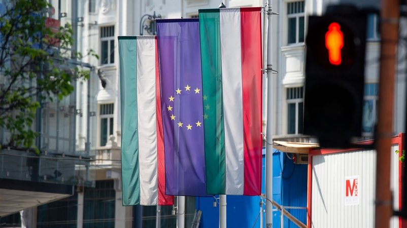 Ungarn- und EU-Flaggen