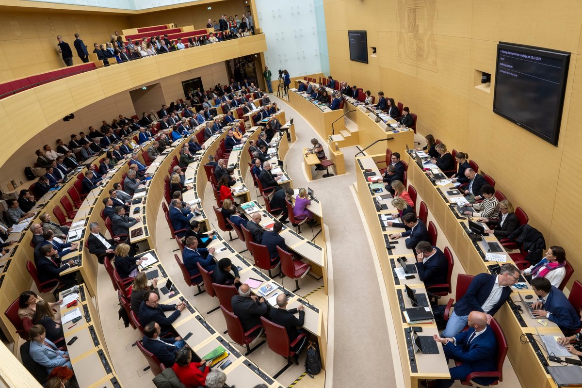 Abgeordnet des des bayerische Landtag nehmen im Plenarsaal des Maximilianeum an einer Sitzung teil.