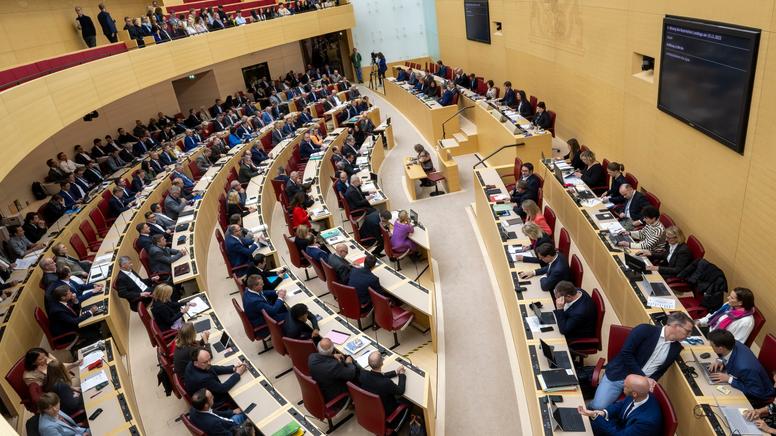 Abgeordnet des des bayerische Landtag nehmen im Plenarsaal des Maximilianeum an einer Sitzung teil. | Bild:picture alliance/dpa | Peter Kneffel