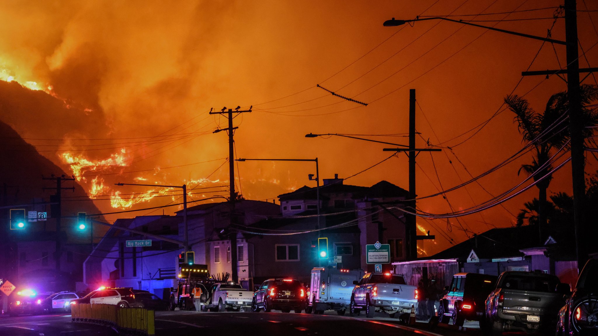 07.01.2025, USA, Los Angeles: Im wohlhabenden Stadtteil Pacific Palisades von Los Angeles am Rande von Malibu ist ein Feuer ausgebrochen. Grund dafür waren ungewöhnlich starke Santa-Ana-Winde, die ein Flammen-Inferno auslösten, die den Berg hinunter in Richtung Pacific Coast Highway (PCH) im Los Angeles County raste.

Starker Wind hat den Brand in Kalifornien rasant ausgebreitet. (zu dpa: «Drittes Feuer nahe Los Angeles ausgebrochen») Foto: Amy Katz/ZUMA Press Wire/dpa +++ dpa-Bildfunk +++