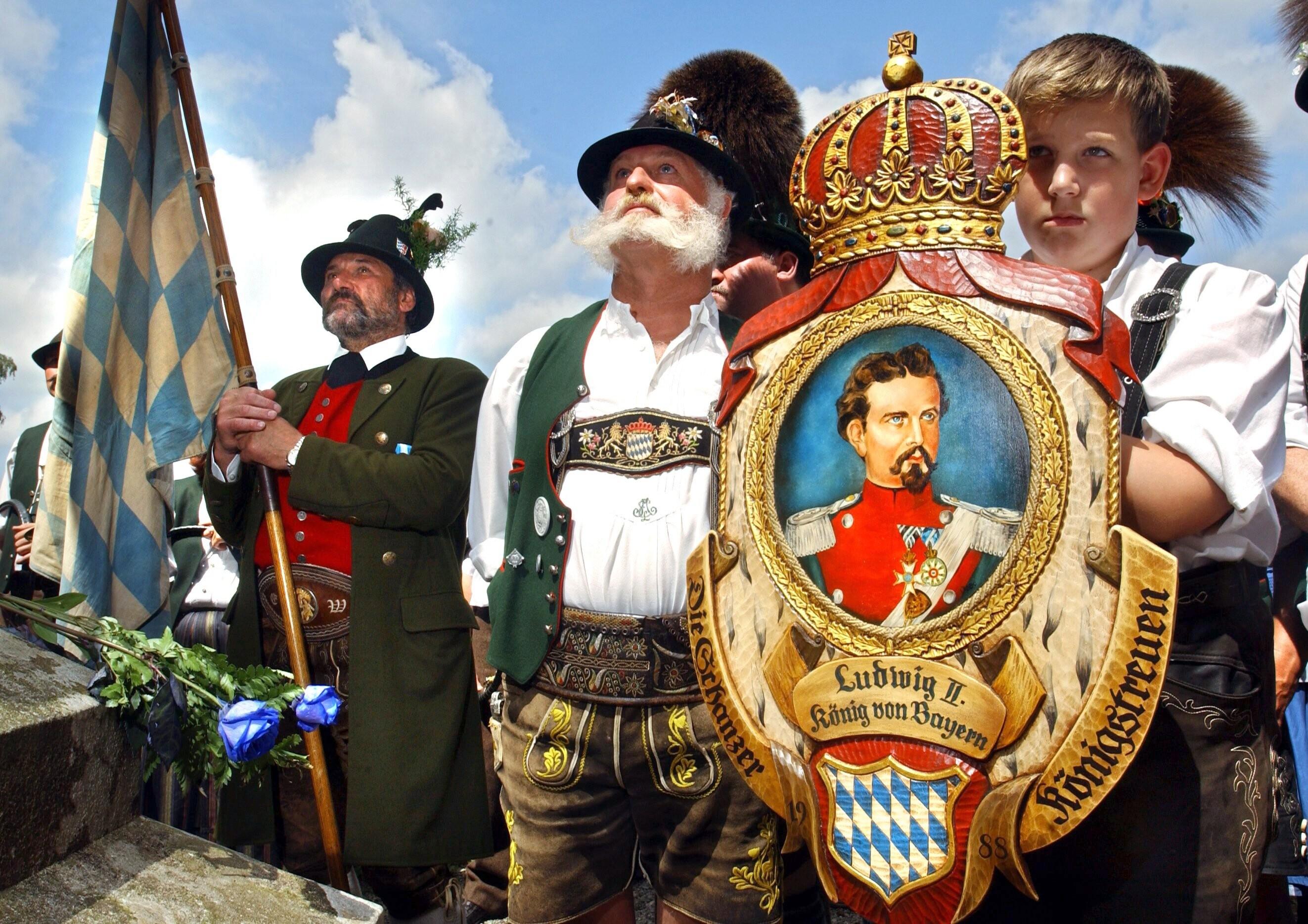 In Tracht gekleidete Männer stehen am 15.6.2003 in der Nähe der oberbayerischen Ortschaft Berg.