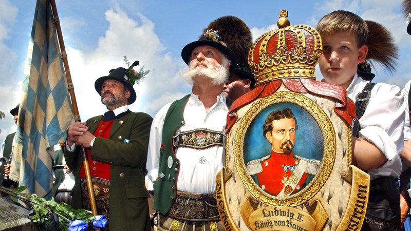 In Tracht gekleidete Männer stehen am 15.6.2003 in der Nähe der oberbayerischen Ortschaft Berg. | Bild: picture-alliance / dpa | Peter Kneffel In Tracht gekleidete Männer stehen am 15.6.2003 in der Nähe der oberbayerischen Ortschaft Berg.