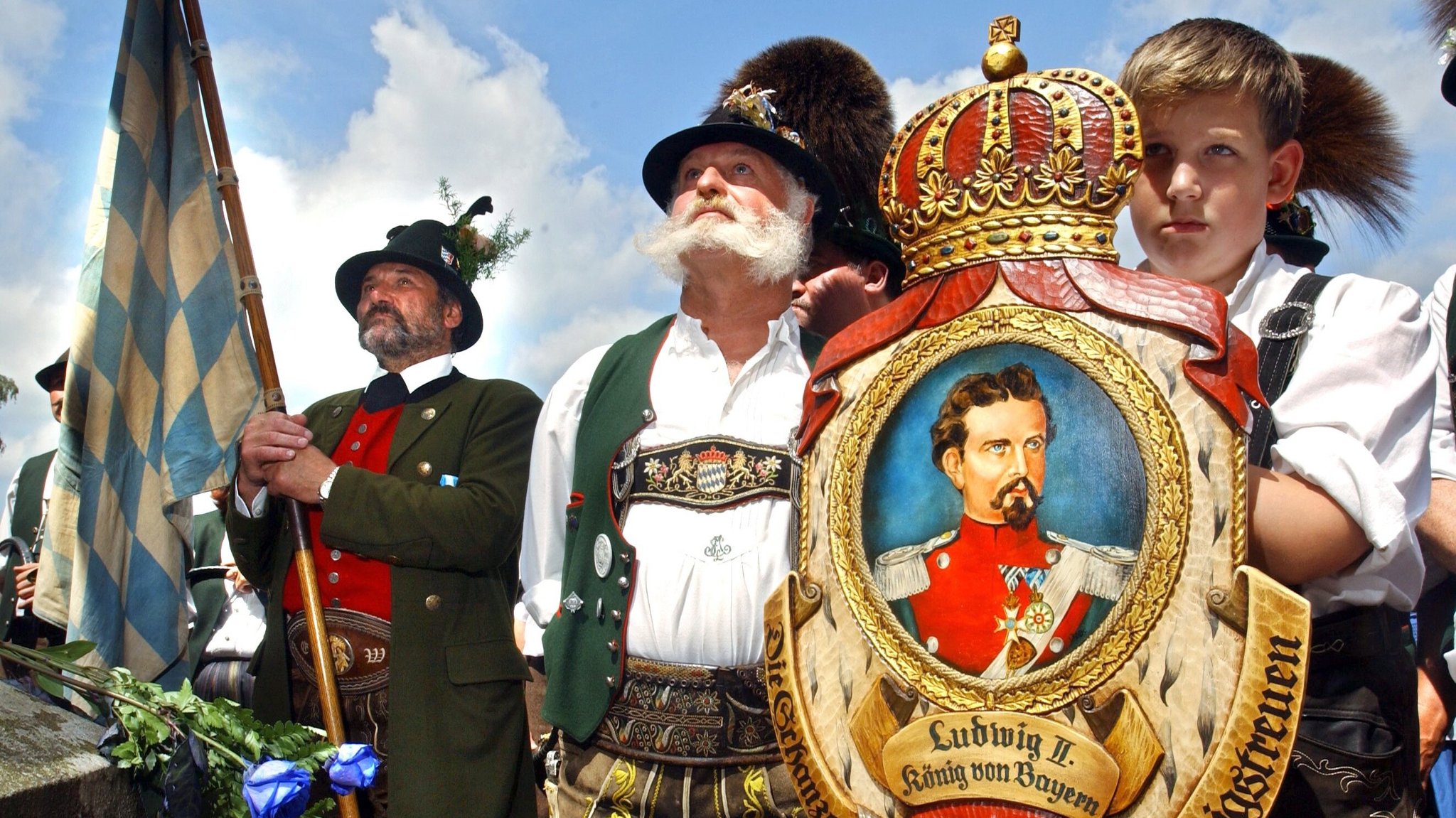 In Tracht gekleidete Männer stehen am 15.6.2003 in der Nähe der oberbayerischen Ortschaft Berg.