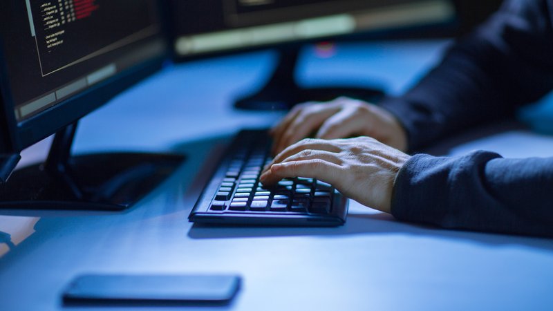 Mann vor einem Computerbildschirm mit Programmcode | Bild: colourbox.de/lev dolgachov Mann vor einem Computerbildschirm mit Programmcode