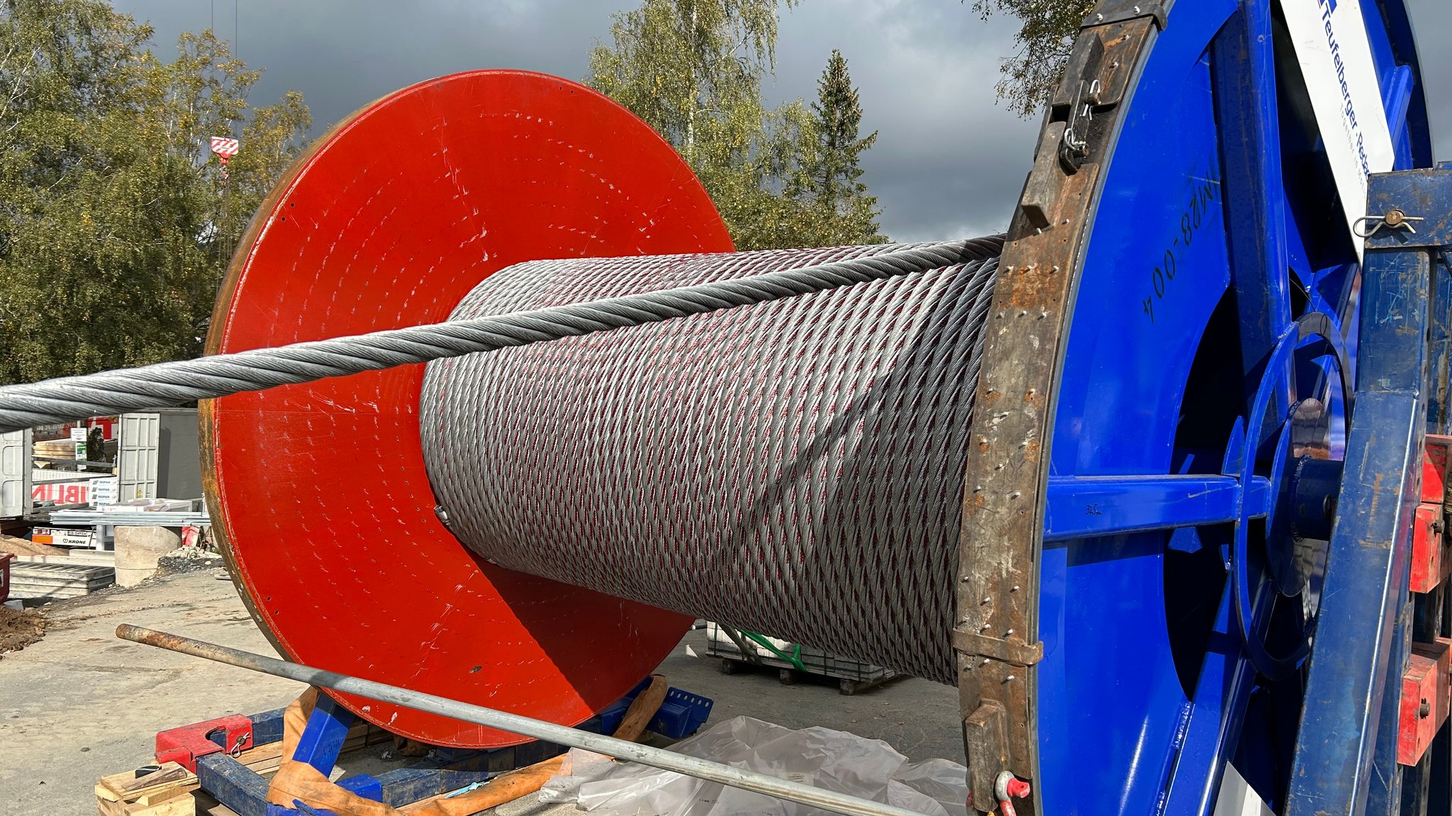 Das  43 Tonnen schwere und vier Kilometer lange Stahlseil der neuen Ochsenkopf-Nordbahn ist eingezogen.