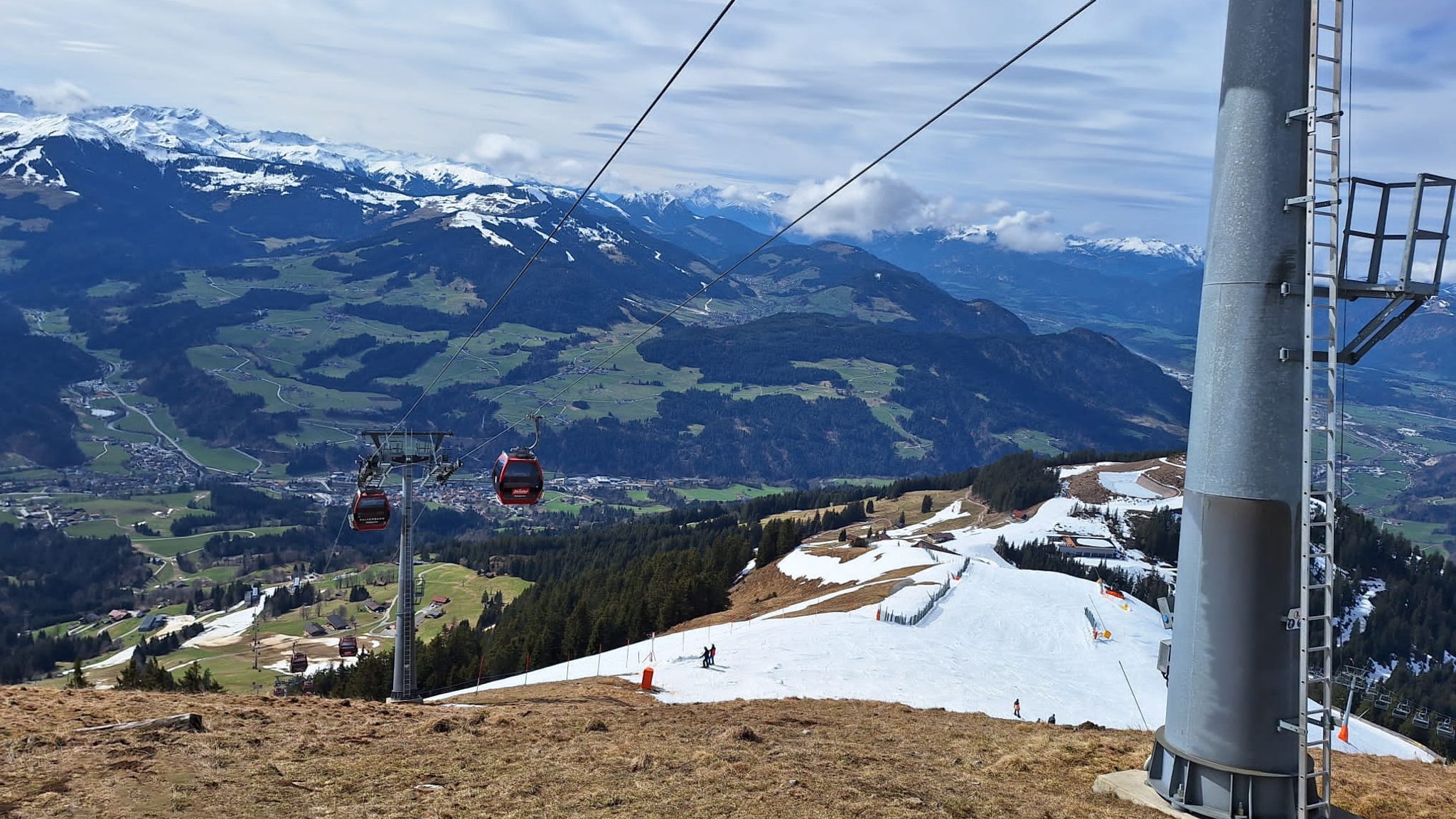 Paragleiterin prallt gegen Gondel und stirbt