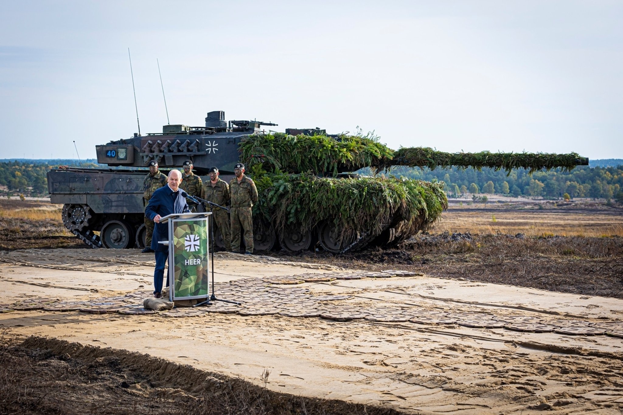 17.10.2022, Niedersachsen, Ostenholz: Bundeskanzler Olaf Scholz (SPD) spricht vor einem Kampfpanzer Leopard 2 nach der Ausbildungs- und Lehrübung des Heeres im Landkreis Heidekreis in der Lüneburger Heide zu Soldaten. (zu "Große Panzer-Allianz für Ukraine zeichnet sich ab") Foto: Moritz Frankenberg/dpa +++ dpa-Bildfunk +++