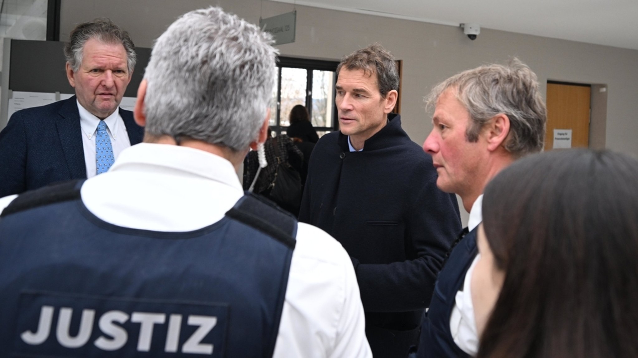 Der angeklagte ehemalige Nationaltorwart Jens Lehmann kommt mit seinem Anwalt in einer Verhandlungspause im Amtsgericht aus dem Gerichtssaal. 