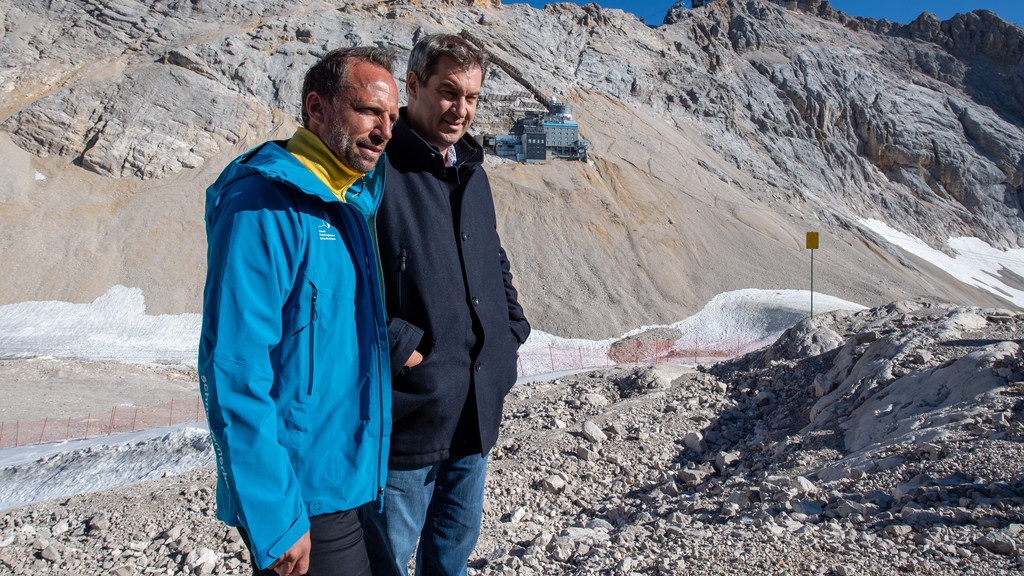 Bayerns Umweltminister Glauber (l.) und Ministerpräsident Söder (r.) am 04.09.19 bei ihrer "Klimatour" auf der Zugspitze