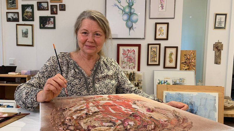 Jana Hermann beim Malen | Bild: BR/Elisabeth Tyroller Jana Hermann beim Malen