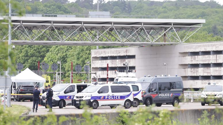 Spurensicherung nach dem Überfall auf einen Gefangenentransport mit zwei Toten. | Bild:picture alliance/dpa/MAXPPP/Lp/Olivier Arandel