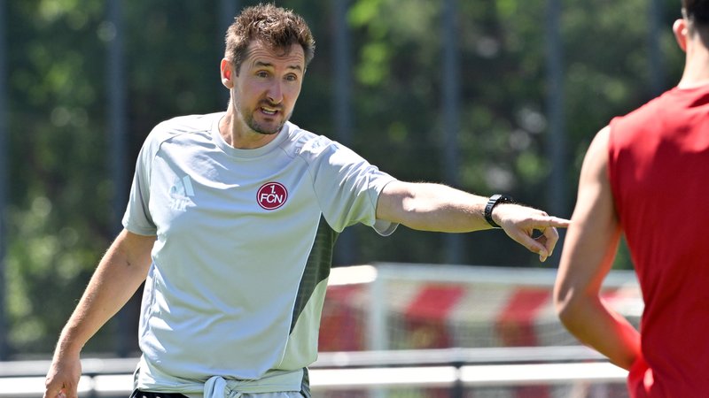 Nürnbergs Trainer Miroslav Klose ist seit einem Jahr im Amt | Bild: picture-alliance/dpa Nürnbergs Trainer Miroslav Klose ist seit einem Jahr im Amt