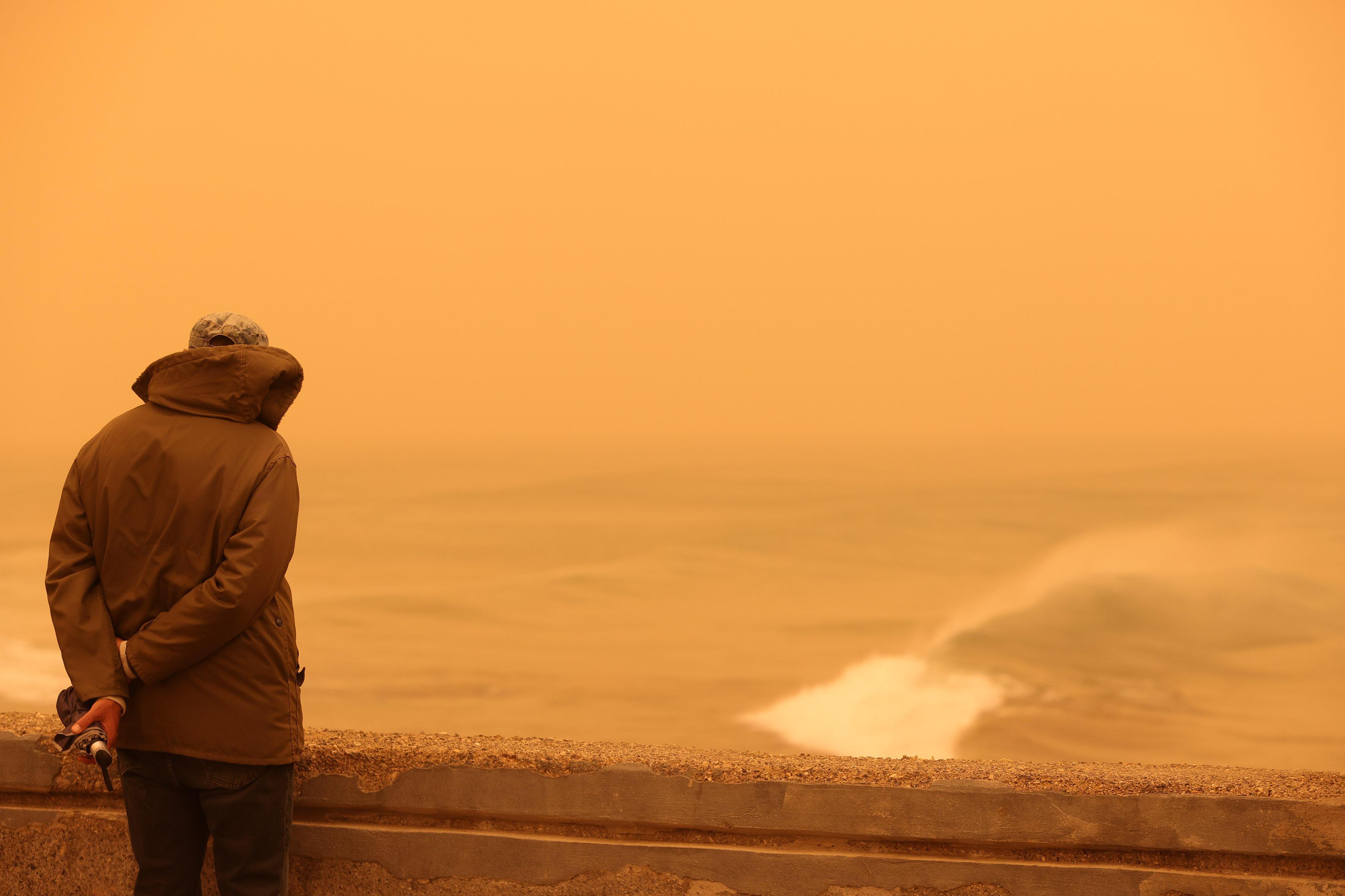 Nicht nur ältere Menschen sind betroffen: Einsamkeit wird zunehmend als politisches Problem wahrgenommen | Bild:picture alliance / Anadolu | Stefanos Rapanis
