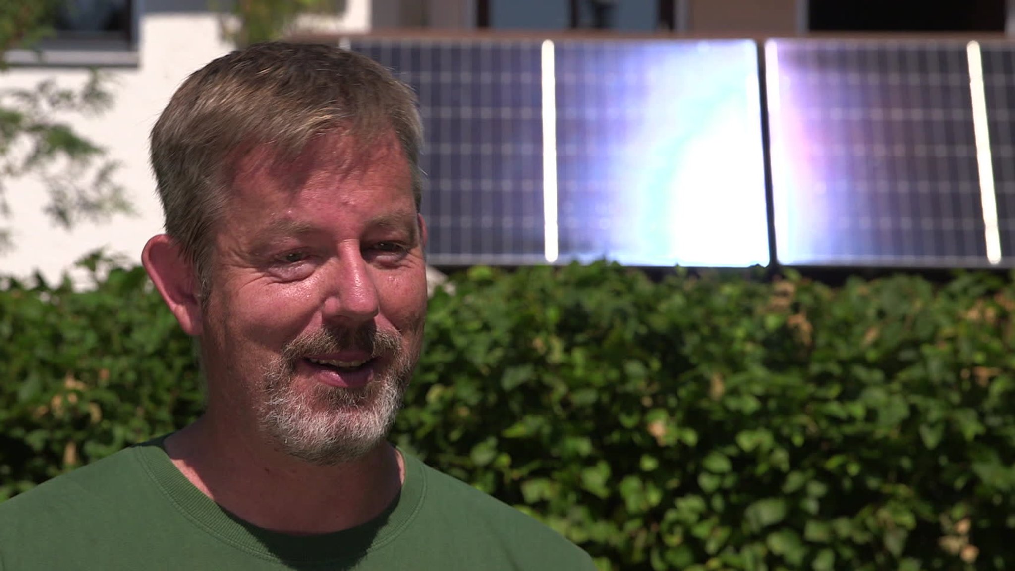 Hansgeorg Lichte vor seiner Balkon-Solaranlage