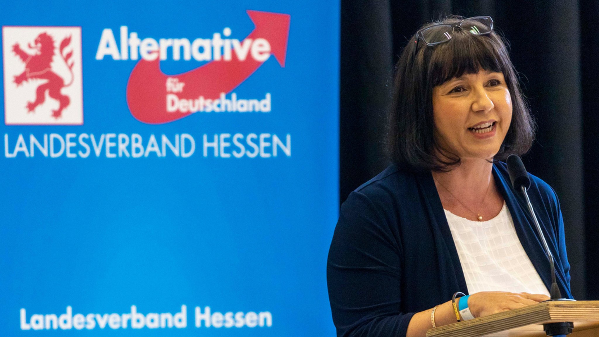 Bundestagsabgeordnete Joana Cotar vor einem Plakat der AfD Hessen