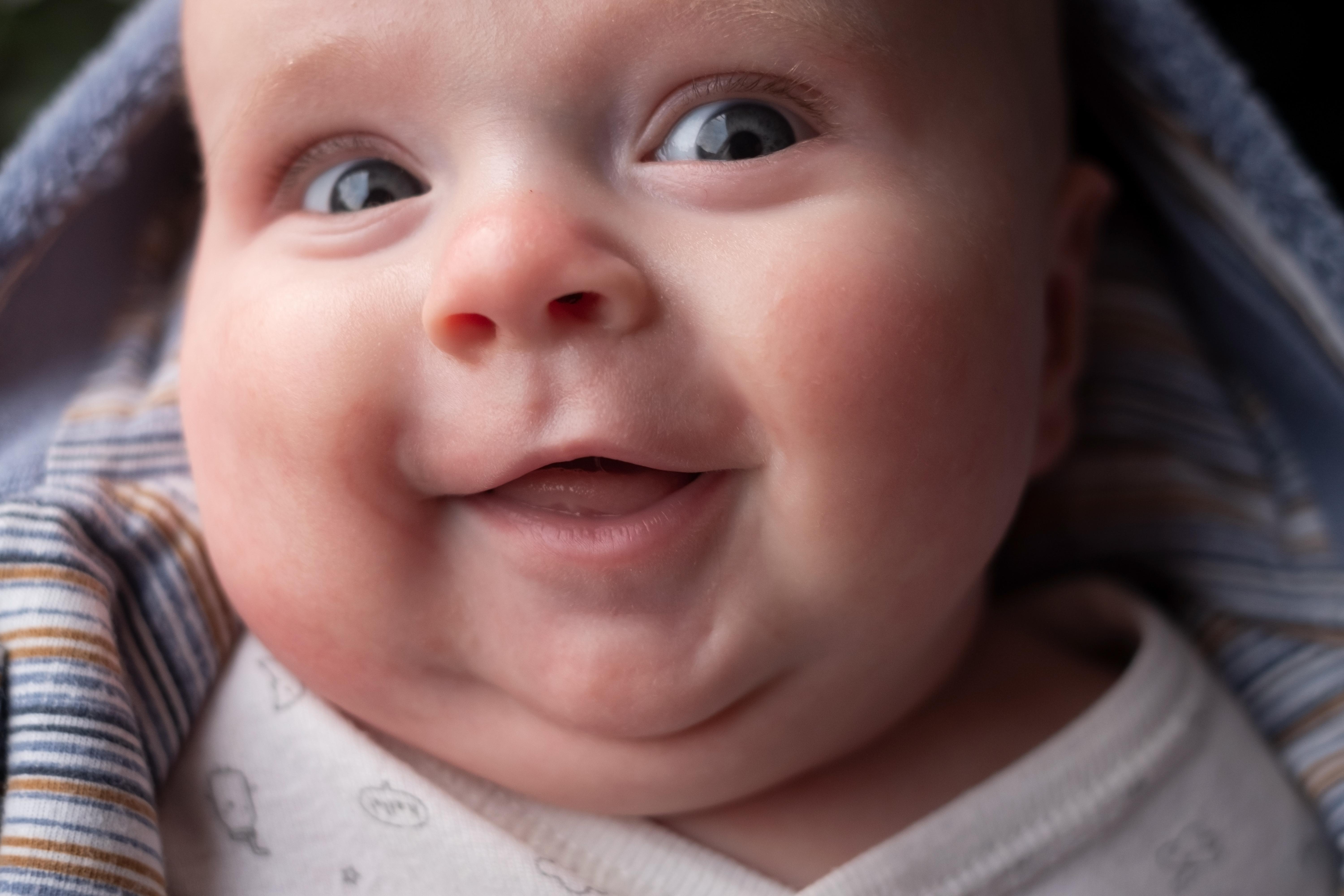 Ein lächelnder Säugling in Nahaufnahme