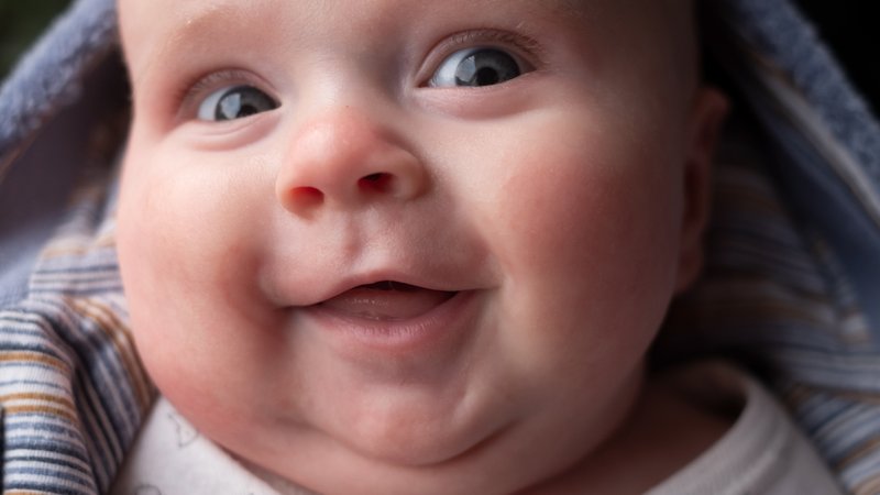 Ein lächelnder Säugling in Nahaufnahme | Bild: colourbox.de Ein lächelnder Säugling in Nahaufnahme