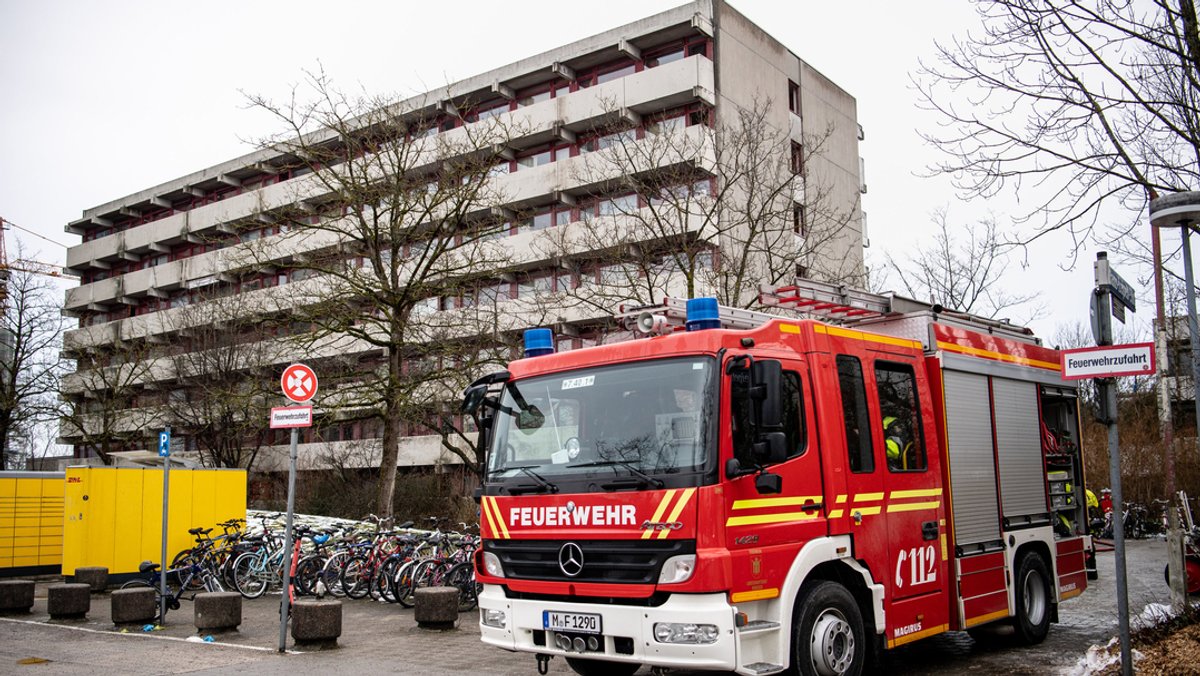 Ein Einsatzfahrzeug der Feuerwehr steht nach einem Feuer vor einem Studentenwohnheim im Münchner Stadtteil Freimann. 
