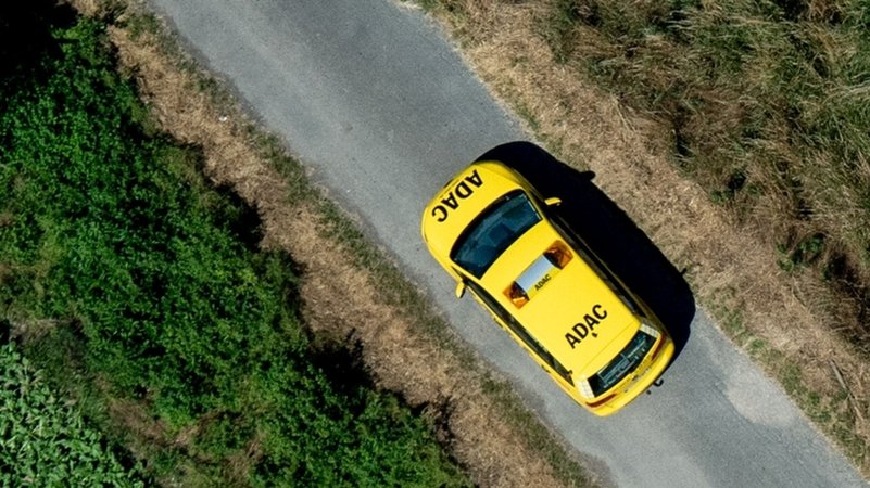 Ein Fahrzeug der ADAC Pannenhilfe fährt über eine kleine Straße. | Bild: dpa-Bildfunk/Hauke-Christian Dittrich Ein Fahrzeug der ADAC Pannenhilfe fährt über eine kleine Straße.