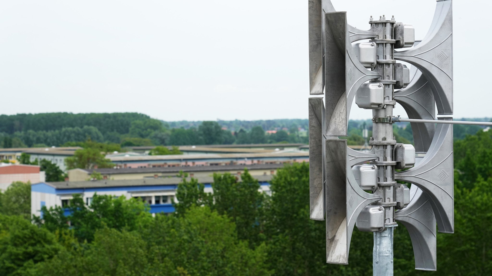 Eine Alarmsirene ist auf dem Dach des Schlauchturms der Feuerwehr in Teltow montiert.