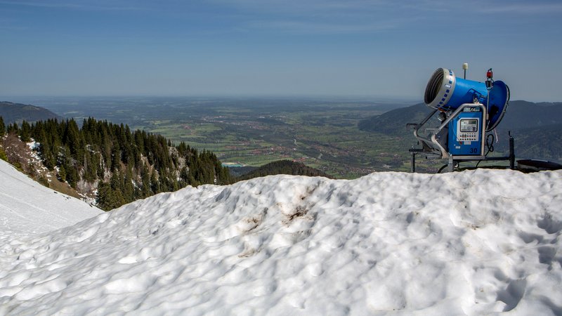 Schneekanonen stehen an einem Hang im Skigebiet Brauneck bei Lenggries ( Bayern ). | Bild: picture alliance / Goldmann | Goldmann Schneekanonen stehen an einem Hang im Skigebiet Brauneck bei Lenggries ( Bayern ).