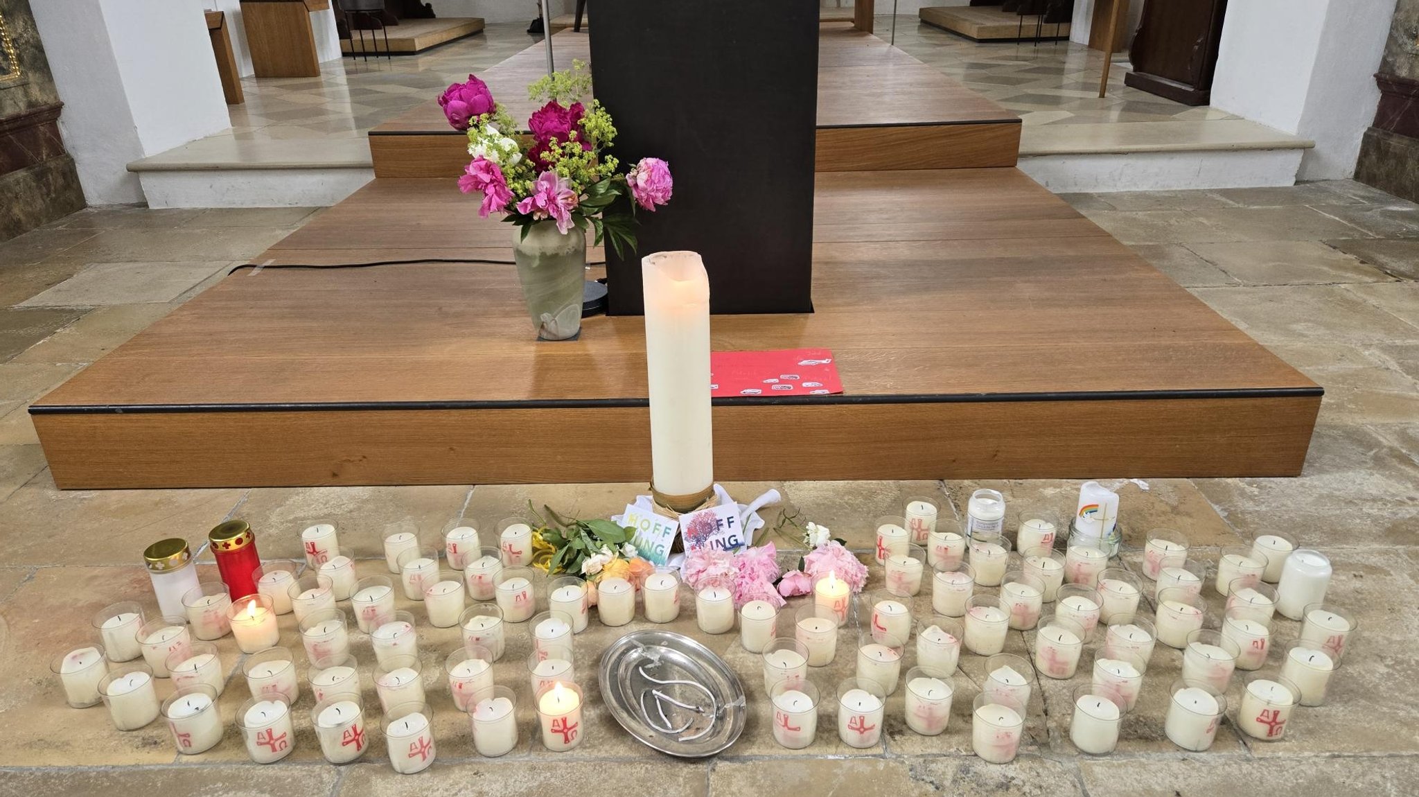 Etwa 40 Menschen fanden sich noch am Abend nach dem Unfall zum gemeinsamen Beten bei einem Gottesdienst zusammen. | Bild: BR / Birgit Grundner Etwa 40 Menschen fanden sich noch am Abend nach dem Unfall zum gemeinsamen Beten bei einem Gottesdienst zusammen.
