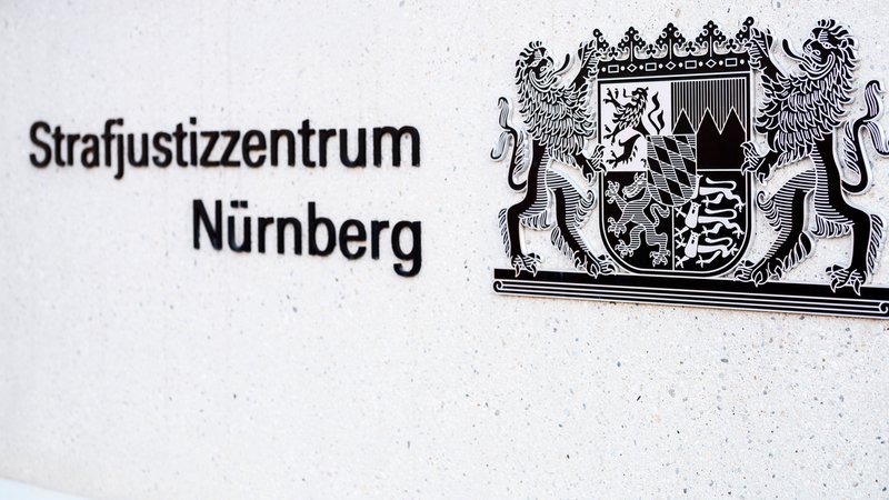 Wappen am Strafjustizzentrum in Nürnberg | Bild: picture alliance/dpa | Stringer Wappen am Strafjustizzentrum in Nürnberg