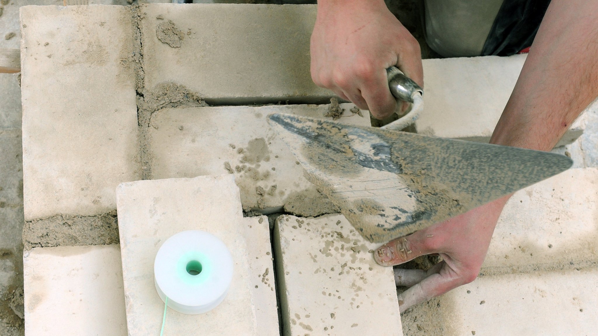 Ein Handwerker baut eine Mauer