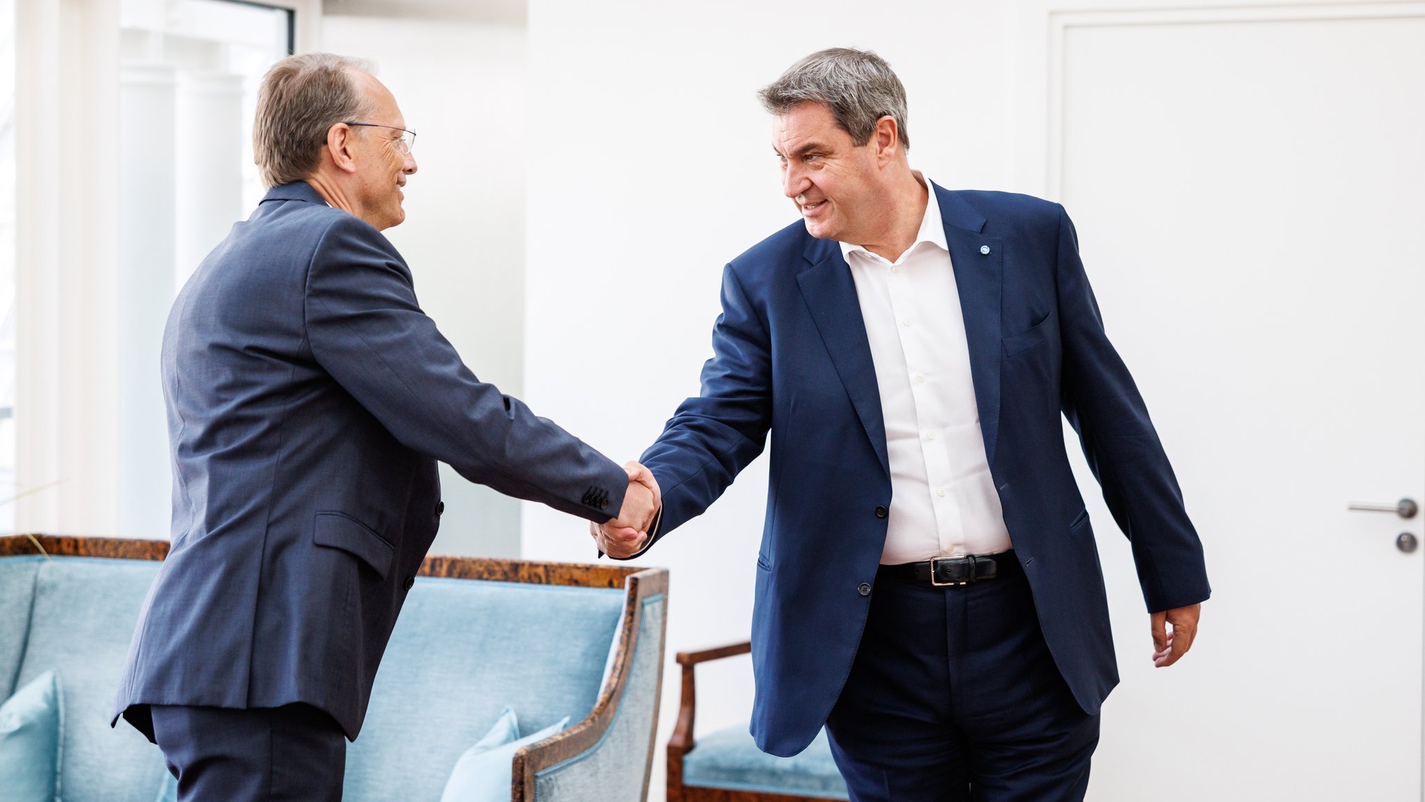 (Archivbild) Mehr Kooperation zwischen Politik und Gewerkschaft? Die Metaller sind stark dafür. Im Bild: Bernhard Stiedl (DGB Bayern) Und Ministerpräsident Markus Söder (CSU) nach einer Verhandlung im Jahr 2023.