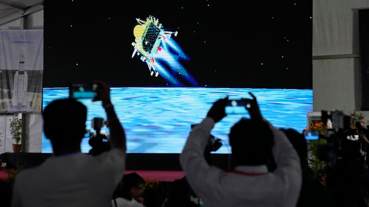 Journalisten filmen die Live-Übertragung der Landung des Raumschiffs Chandrayaan-3 auf dem Mond in der ISRO-Einrichtung für Telemetrie, Ortung und Kommandonetz. Indien ist als viertem Land eine sanfte Landung auf dem Mond geglückt.