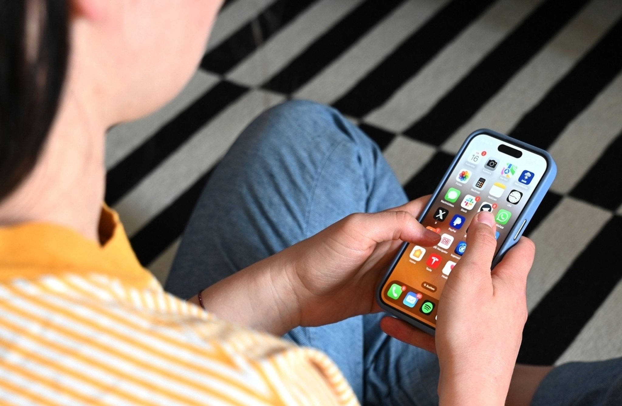 Die SPD fordert ein striktes Social-Media-Verbot für Kinder unter 14 Jahren. Doch während die Politik Härte zeigt, warnen Experten vor rechtlichen Hürden und technischen Lücken bei der Umsetzung. | Bild: dpa-Bildfunk/Elisa Schu Die SPD fordert ein striktes Social-Media-Verbot für Kinder unter 14 Jahren. Doch während die Politik Härte zeigt, warnen Experten vor rechtlichen Hürden und technischen Lücken bei der Umsetzung.