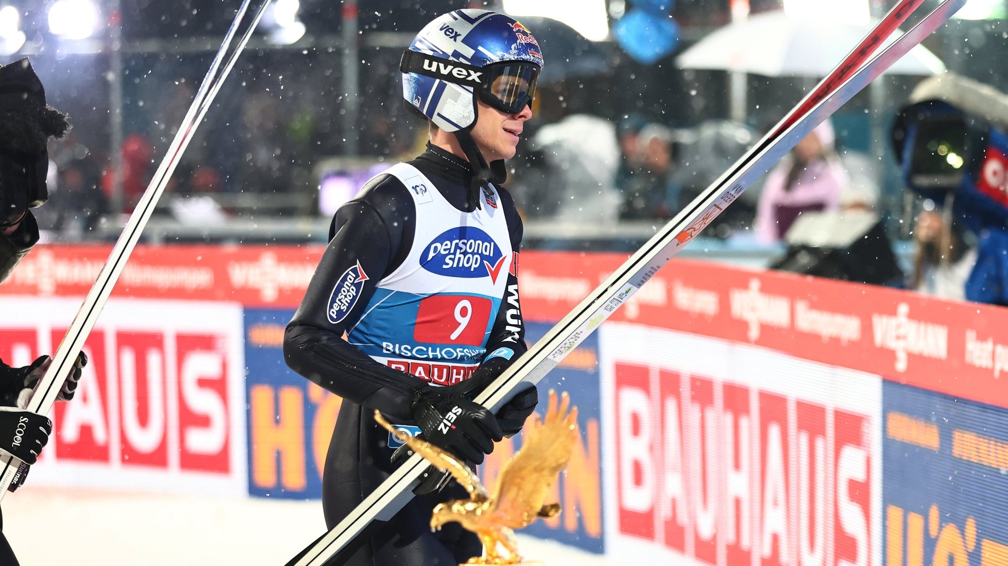 06.01.2024, Österreich, Bischofshofen: Ski nordisch/Skispringen: Weltcup, Vierschanzentournee: Großschanze, Herren, 1. Durchgang: Der Deutsche Andreas Wellinger im Zielbereich. Foto: Daniel Karmann/dpa +++ dpa-Bildfunk +++