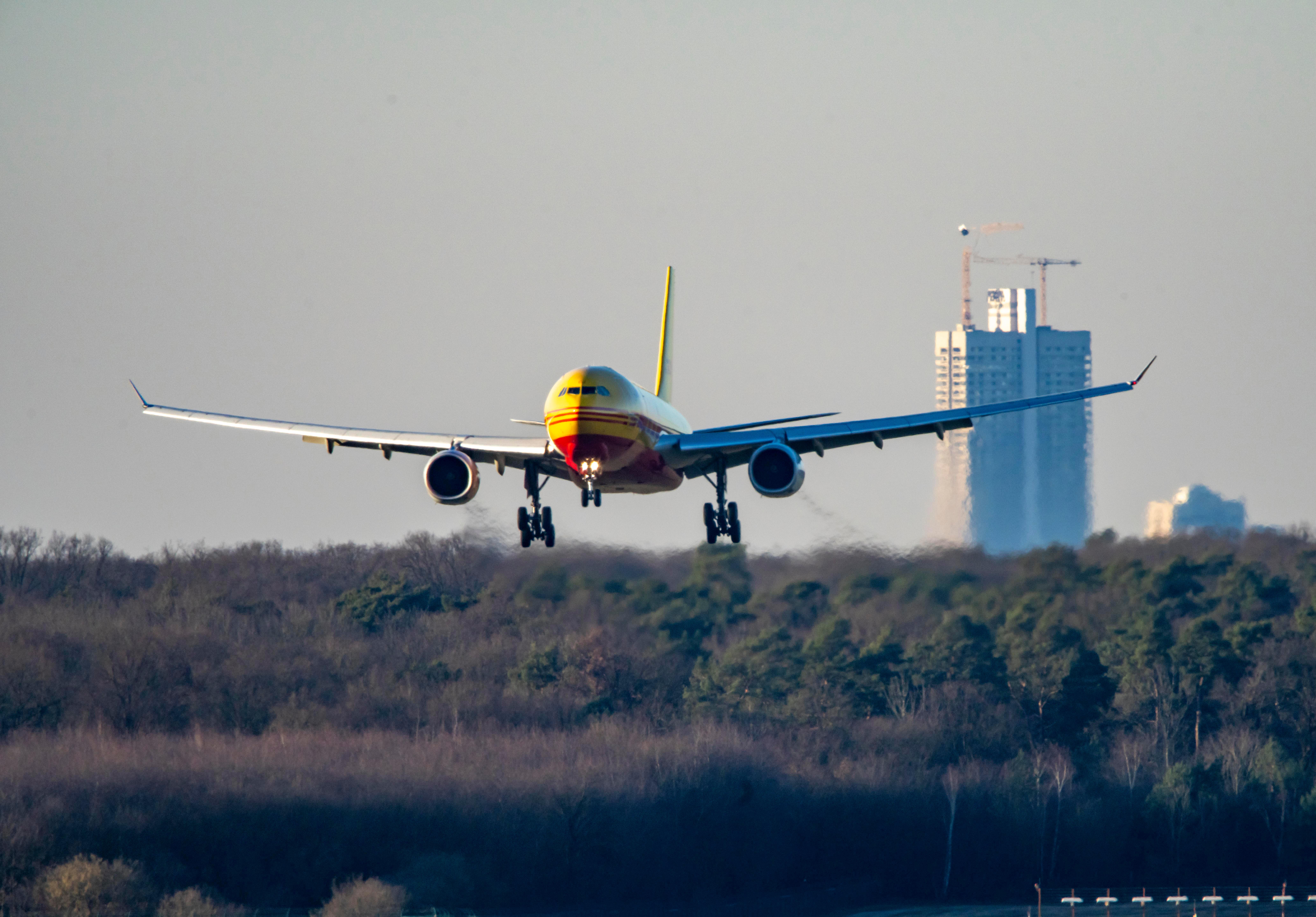 Symbolbild: Frachtflugzeug bei Landung am Flughafen Köln-Bonn